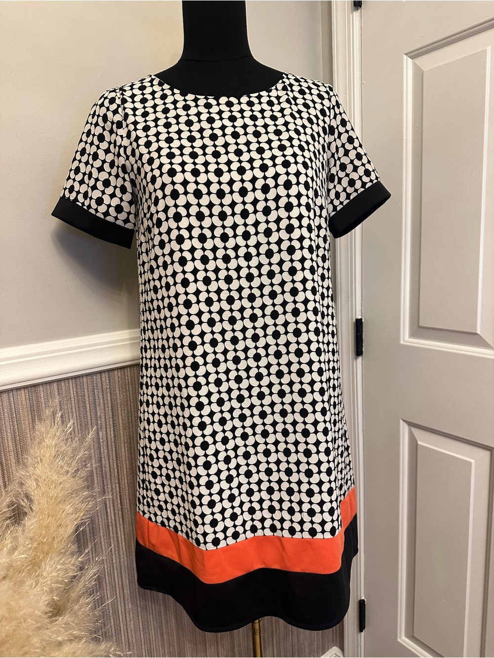 Molly Bracken XS Mod Daisy Floral Shift Dress Black White Orange Retro